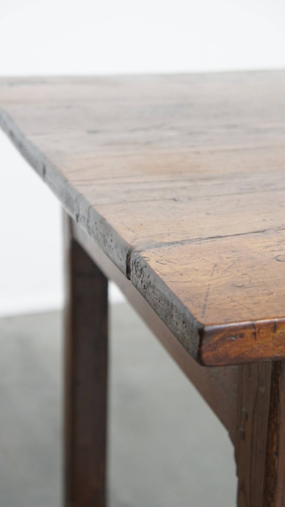 Image 1 of Ancienne table de salle à manger paysanne en châtaignier pour 4 à 6 personnes avec deux tiroirs du début du 19ème siècle