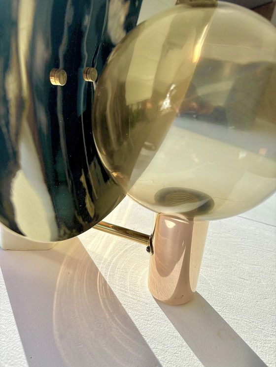 Image 1 of Lampada da parete Hans-Agne Jakobsson V-180 — vetro fumé e ottone (Svezia, anni '60)