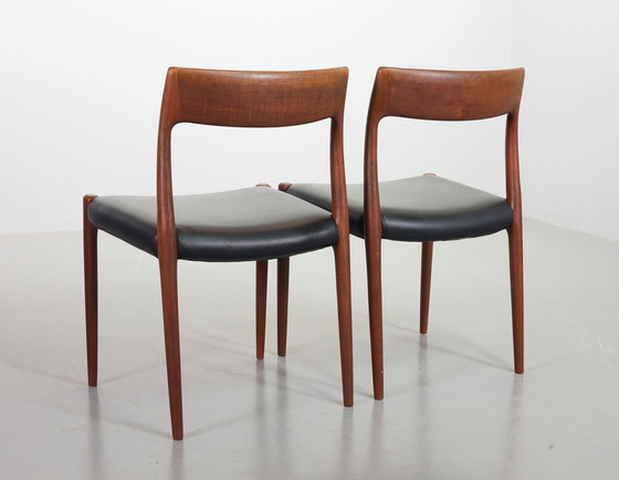 Image 1 of Chaises de salle à manger Niels Otto Moller en teck et cuir noir, modèle 77 - Lot de 4