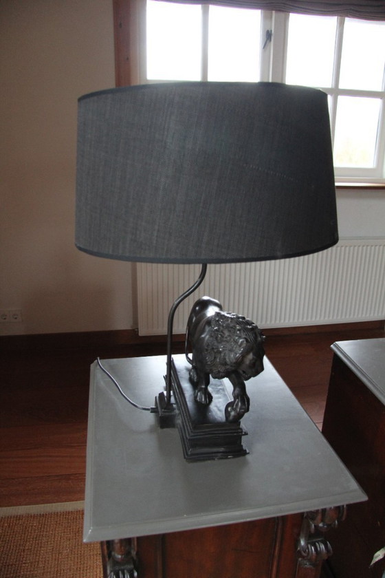 Image 1 of 2 bijzondere vintage tinkleurige tafellampen met leeuwen voet 