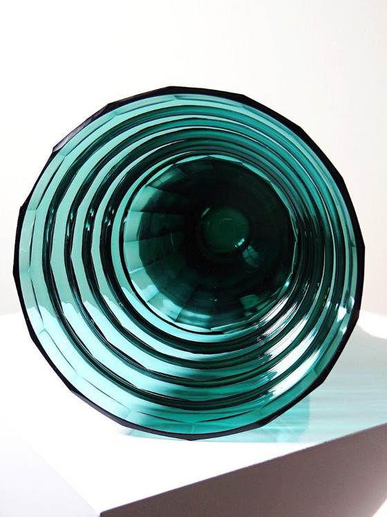 Large Antique Art Deco Cut Emerald Crystal Vase, Bohemia 1920-1930 – Bohême (photo 9 of 14)