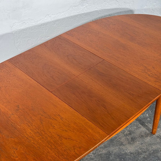 Image 1 of Mesa de comedor ovalada extensible de teca, estilo británico, década de 1960.