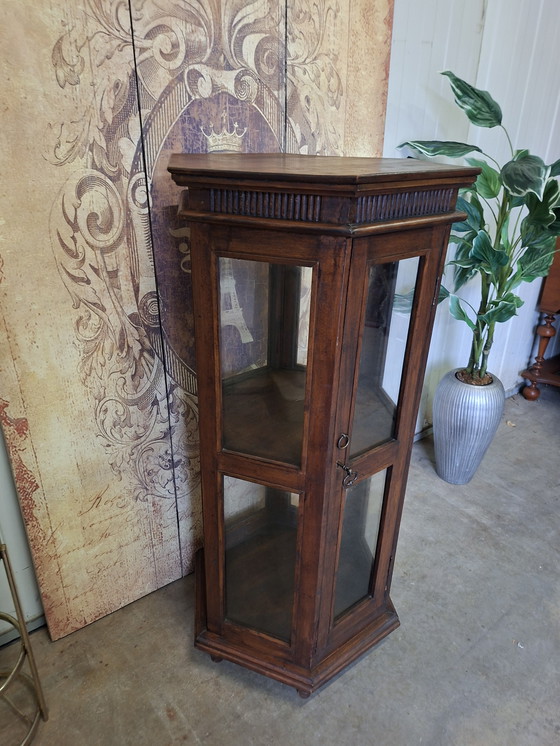 Image 1 of Vetrina esagonale in teak scuro, vetrina, bancone per whisky, cantinetta per vino, dimensioni 61x55 cm e altezza 120 cm.