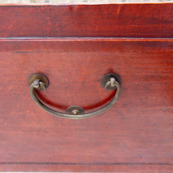 Image 1 of  Malle chinoise en cuir laqué rouge du début du XXe siècle