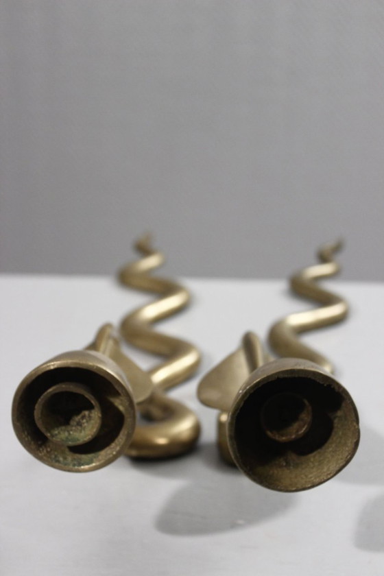 Image 1 of Coppia di grandi applique/candelabri in ottone a forma di cobra, XX secolo.