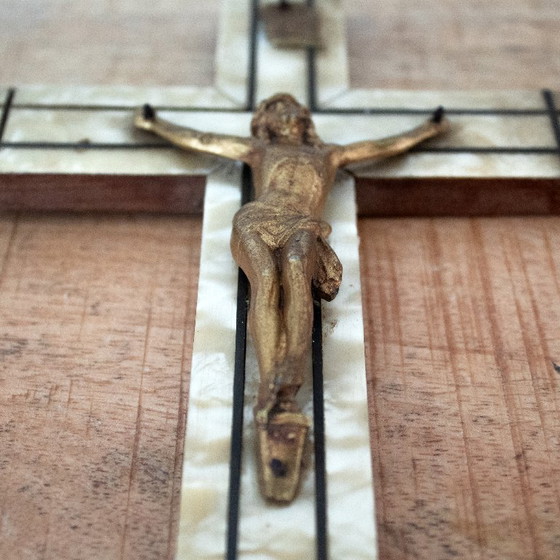 Image 1 of Crucifijo antiguo Art Déco de nácar, diseño francés de la década de 1930.