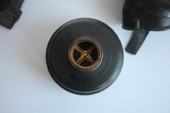 Image 1 of Origineel gasmasker uit de Tweede Wereldoorlog met naamplaatje en soldatenrang, circa 1940