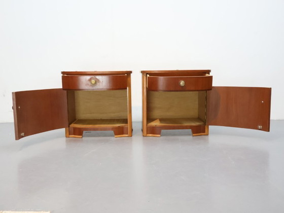 Image 1 of Ensemble de tables de chevet vintage en acajou avec poignées en laiton