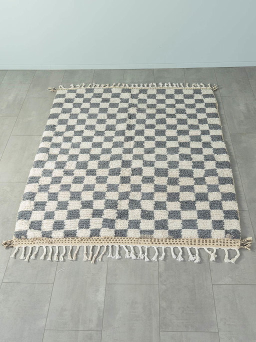 Grau-blau karierter Berber-Teppich