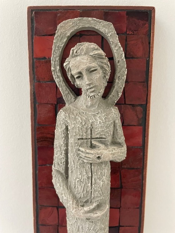 Image 1 of Figure du Christ en relief sur une plaque de mosaïque rouge