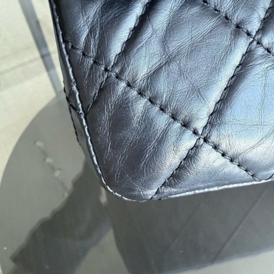 Image 1 of Chanel 2.55 Reissue 227 – Gestepptes, gealtertes Kalbsleder, Schwarz, Goldbeschläge