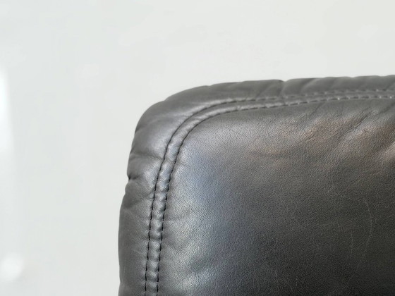 Fauteuil Relax Vintage avec Pouf – Cuir Noir & Bois, Scandinavie, Années 1970 – Leather (photo 6 of 18)