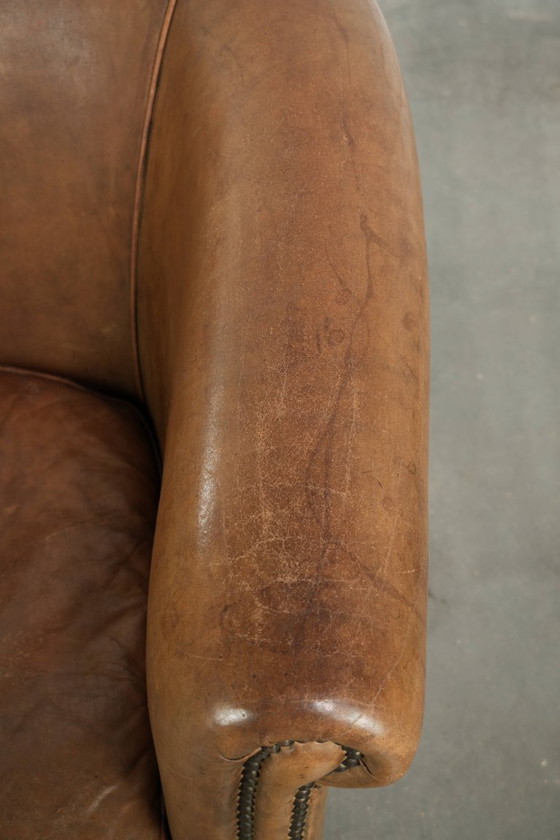 Leuke grote en comfortabele vintage schapenleren clubfauteuil in een mooie lichte cognac kleur – Leather (photo 8 of 12)