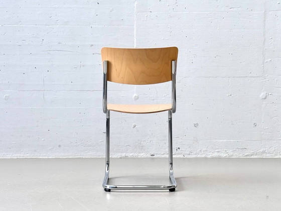 Image 1 of Juego de 4 sillas voladizas Thonet S43 de Mart Stam, fabricadas con tubos de acero cromado y madera contrachapada de haya.
