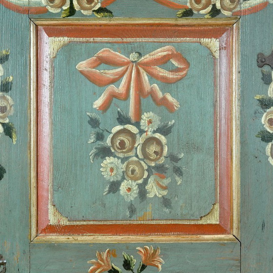 Image 1 of Bruidskast van grenenhout in volkskunststijl, gedateerd 1794.