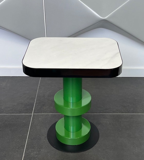Mesa de centro de estilo Memphis, diseñada por Ettore Sottsass después del año 2000. – Mesas de centro, Metal (photo 5 of 9)