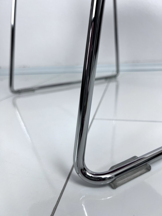 Image 1 of 2 x HOWE 40/4 bijzetstoel - Iconisch ontwerp