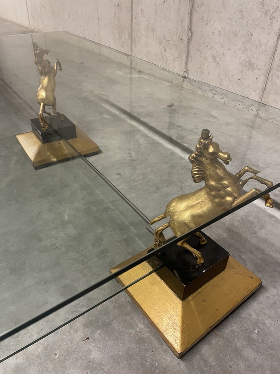 Image 1 of Vintage salontafel met bronzen paarden op stenen pilaren 