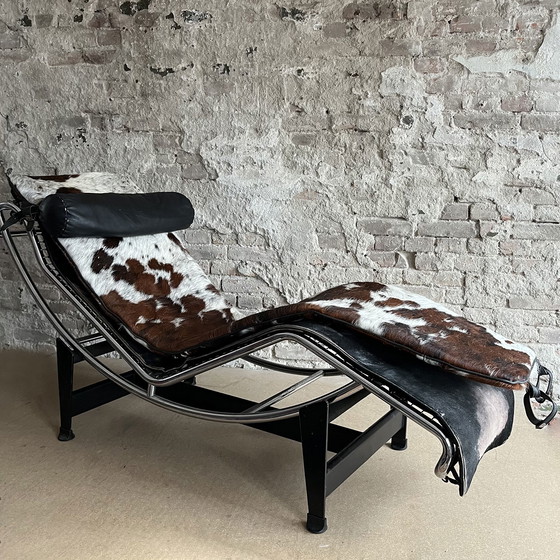 Image 1 of Chaise longue Cassina en chrome avec peau de poney noire