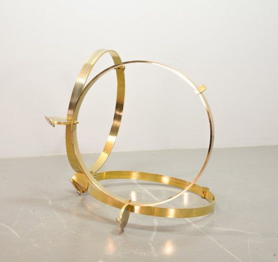 Image 1 of Mesa baja redonda de latón Knut Hesterberg con tapa de cristal ahumado para Ronald Schmitt. Alemania, 1970s.