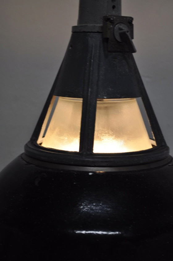 Lampade industriali smaltate con luce superiore, anni '50 – Lampade a sospensione, Metallo (photo 4 of 9)
