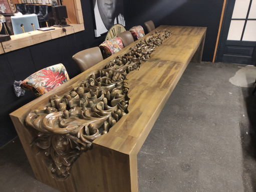 Tavolo artigianale in legno di teak fatto a mano.