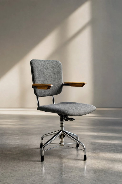 Fauteuil de bureau pivotant de style industriel scandinave moderne vintage, fabriqué par Verkstads AB Lindqvist dans les