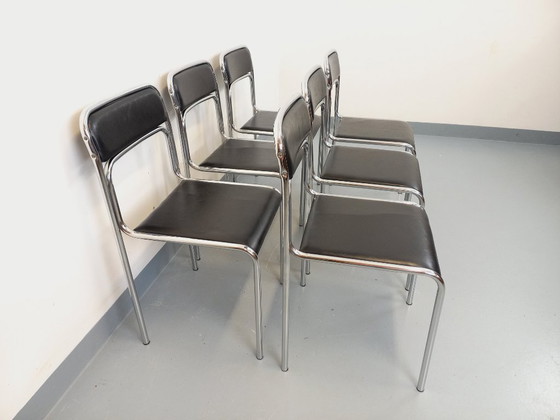 Image 1 of Suite de 6 chaises italiennes empilables vintage en métal chromé et skai noir des années 70 80