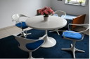 Table de salle à manger Tulip avec cinq chaises et buffet - Société Lübke