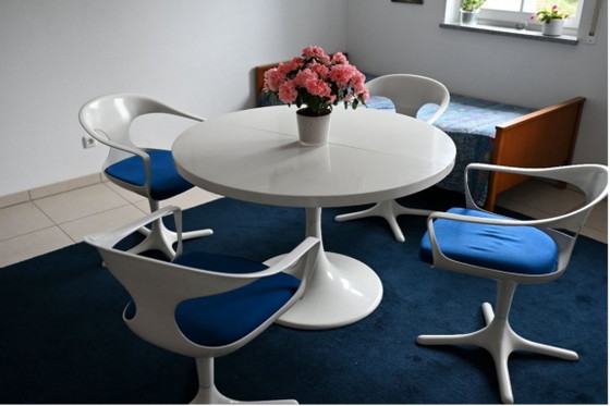 Image 1 of Tulip dining table with five dining chairs and sideboard - Lübke company