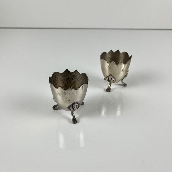 Paar antiker, dreibeiniger Eierbecher aus Neusilber, Jugendstil, ca. 1900-1925 – Tischdekoration, Metal (photo 6 of 8)