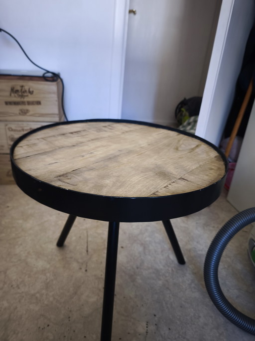 Fien Side Table (J-Line): This table has a mango wood top and a black iron frame.