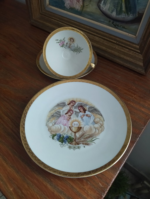 Herinnering voor de communie. De set bestaat uit een bord, schotel en beker.