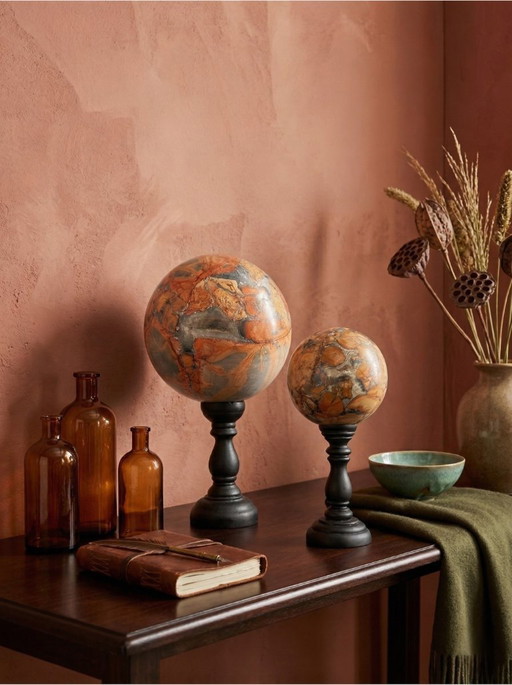 Atemberaubende rote Maligano-Jaspiskugeln auf Sockeln – Dekoratives Mineralien-Duo