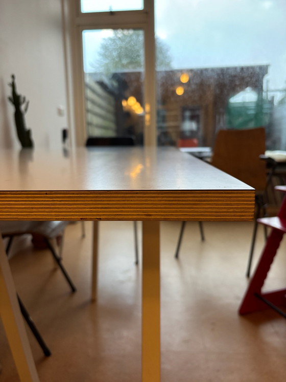 Hay Loop Tisch weiß – Esstische, Metall, Holz (photo 4 of 5)