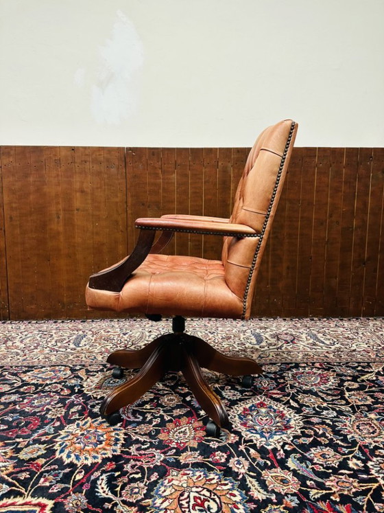 Silla de presidente inglesa color salmón – Sillas de oficina, Leather, Wood (photo 3 of 7)