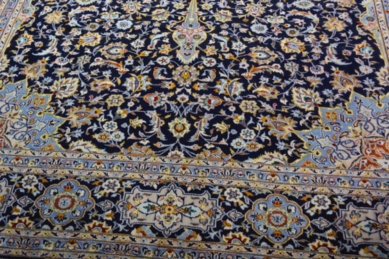 Image 1 of Hand-knotted Kashan cork oriental rug - 396 x 304 cm | finest cork wool, classic medallion & floral pattern