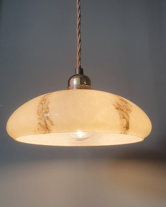 Image 1 of Lampada a sospensione vintage in vetro opalino effetto marmo, in stile Art Déco.