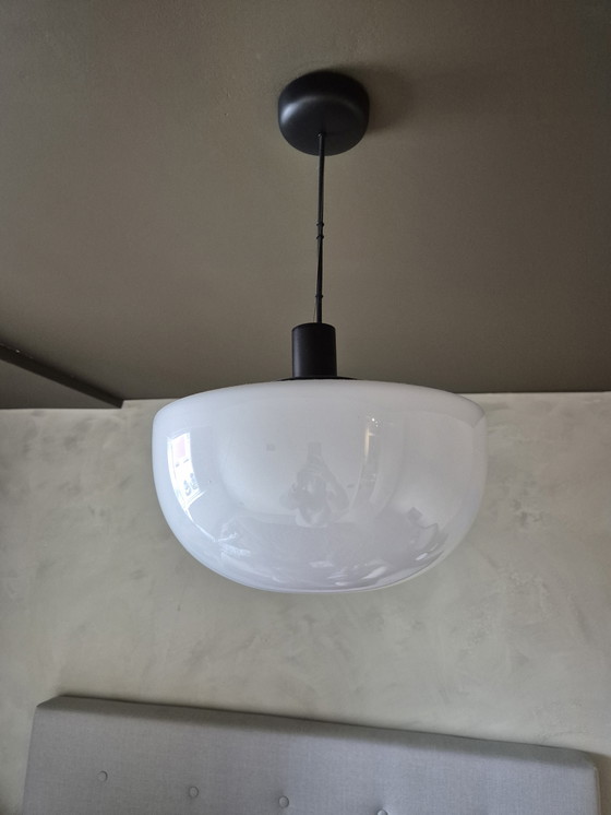 Image 1 of Lampada a sospensione Bank di Audo Copenhagen in vetro opalino Menu