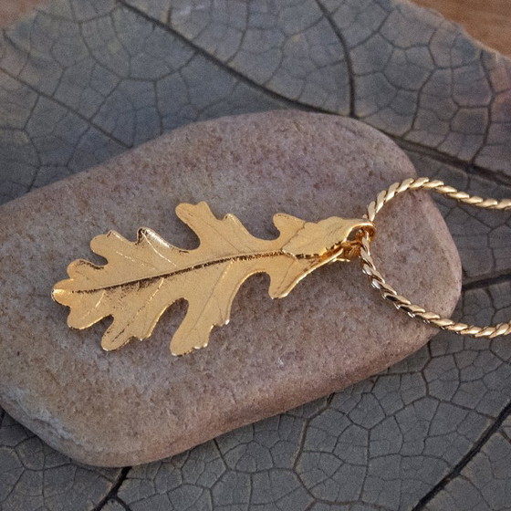 Image 1 of Vintage eikenbladhanger aan een goudkleurige ketting