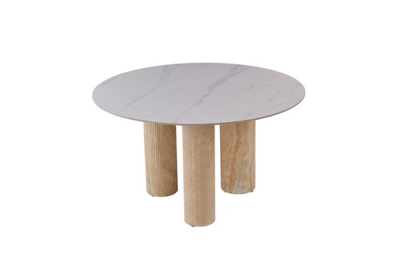 Image 1 of Mesa de comedor Anaïs de 120 cm con patas de metal travertino y tablero de cerámica efecto mármol blanco.
