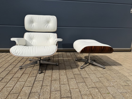 Image 1 of Poltrona lounge originale Vitra Eames + poggiapiedi Santos in palissandro e pelle bianca 10/10