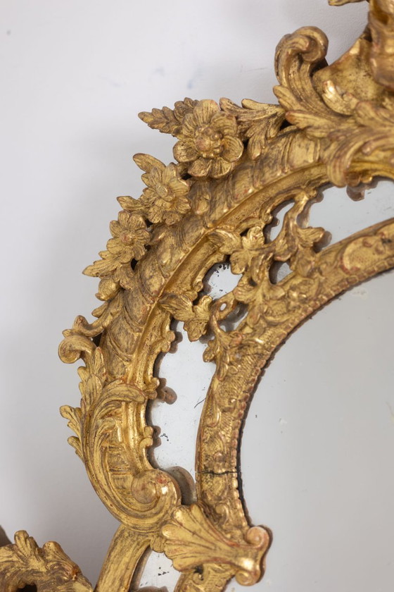 Image 1 of Mayfair. Grand miroir perlé en bois sculpté de style Régence. 20ème siècle.