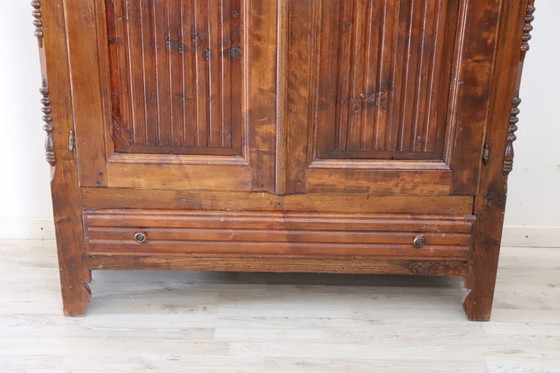 Image 1 of Antico armadio in legno di pioppo massiccio, Italia XIX secolo