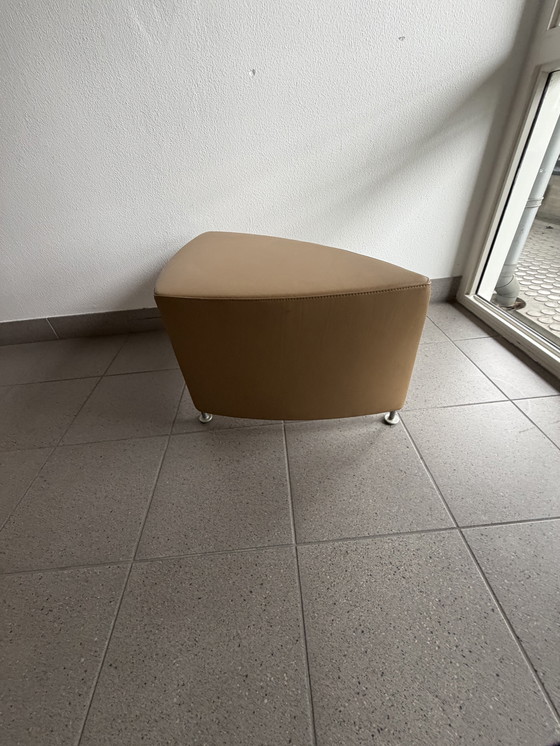 Image 1 of Leolux Joey a mis une table de salon, une chaise et un poef. 