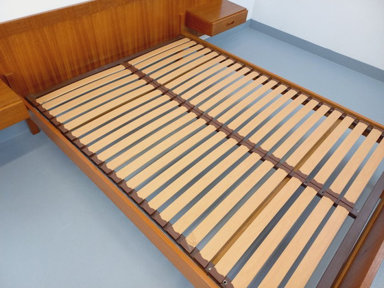 Image 1 of Letto matrimoniale vintage scandinavo in teak degli anni '60 con comodini integrati e base a doghe.