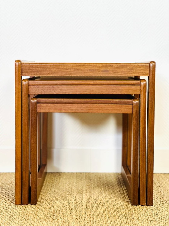 Image 1 of Set de 3 tables basses gigognes vintage en teck et céramique, 1960