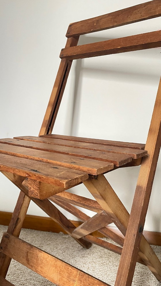 Image 1 of Antieke opklapbare houten stoel, een praktische en geometrische zitplaats. We zijn helemaal gecharmeerd van deze antieke stoel.