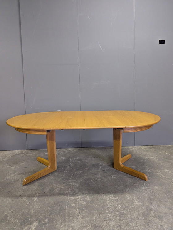 Image 1 of Round Scandinavian dining table, extendable, 110-190cm
