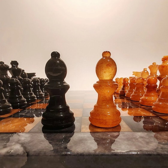 Image 1 of Jeu d'échecs de luxe vintage des années 1970 en véritable albâtre de Volterra sculpté à la main - Noir et agate (brun) - Fabriqu